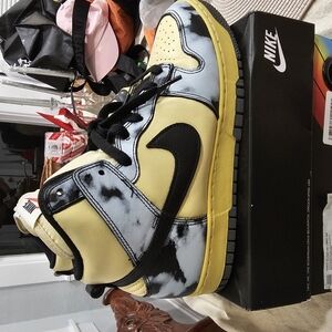 Nike Yellow and Black Sneakers for Everyday Style